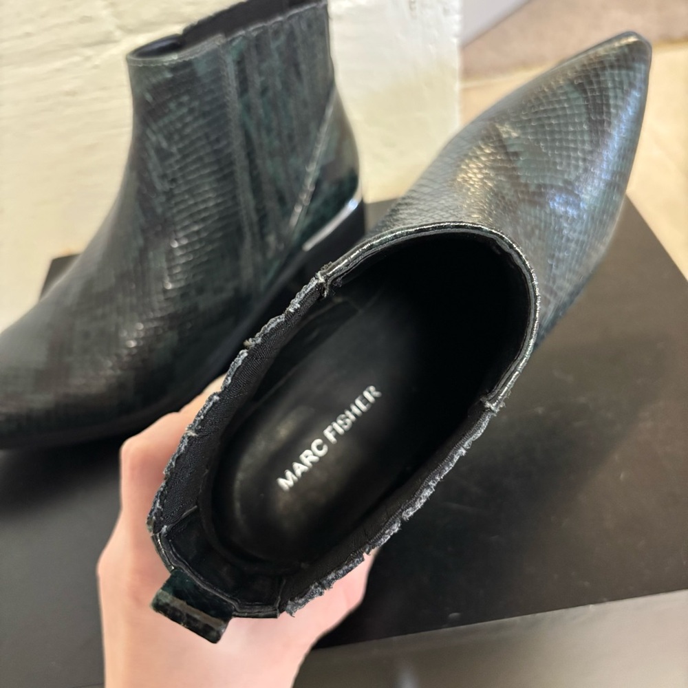 Marc Fisher Chelsea textured green/black snakeskin print pointed toe boots 9 - Picture 13 of 13